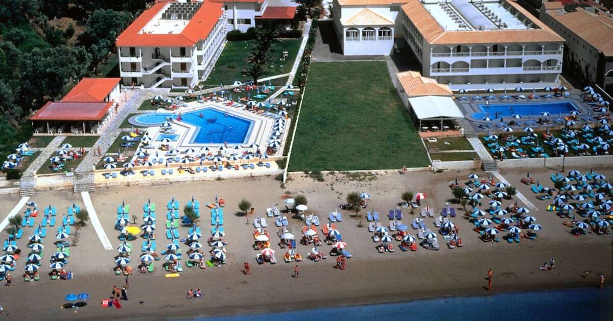 Een foto van de buitenkant van Astir Beach Hotel