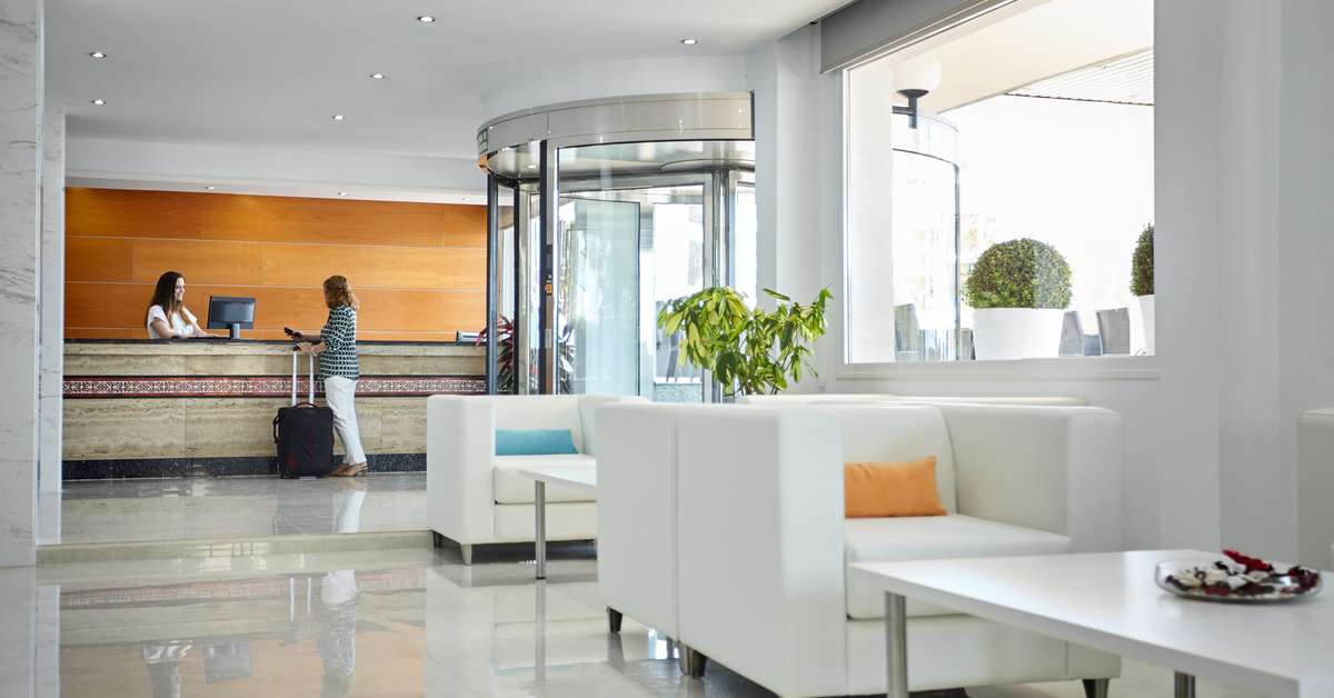 Een foto van het interieur van Las Arenas Affiliated by Melia