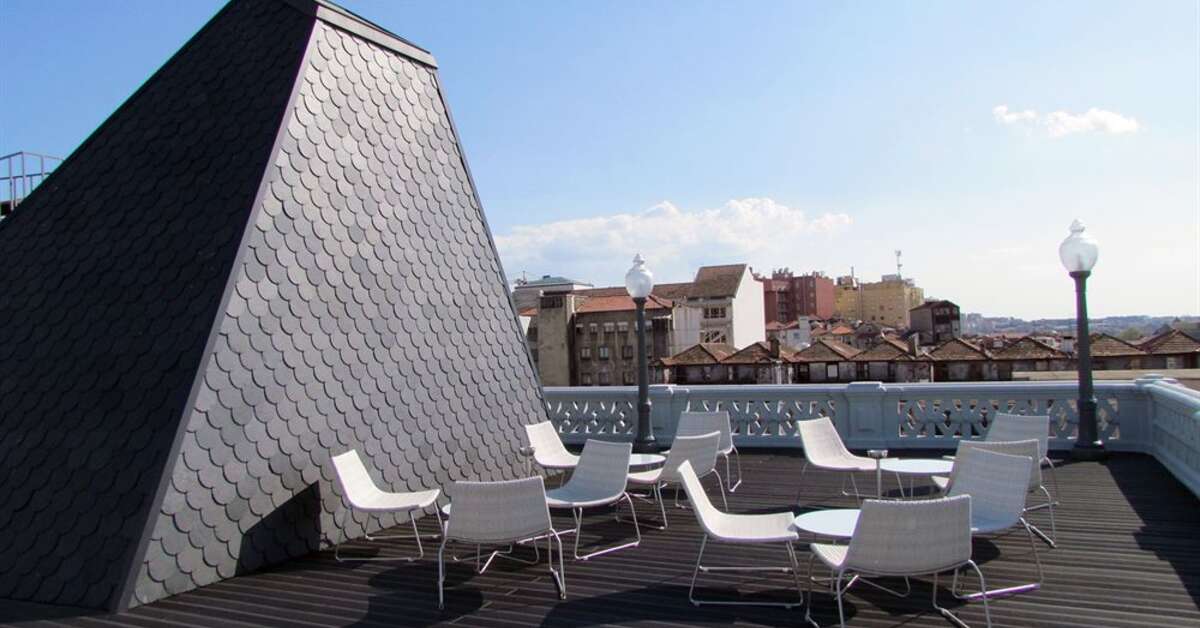Ein Foto von der Terrasse im Grande Hotel Do Porto