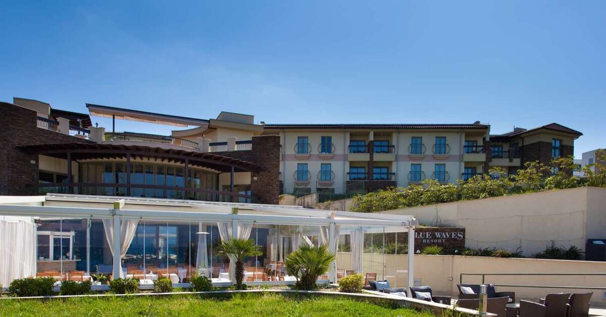 Een foto van de buitenkant van Blue Waves Resort