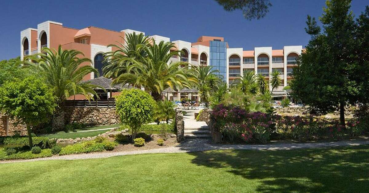 Een foto van de buitenkant van Falesia Hotel