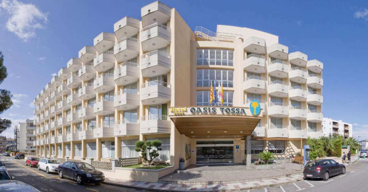 Een foto van de buitenkant van Hotel GHT Oasis Tossa