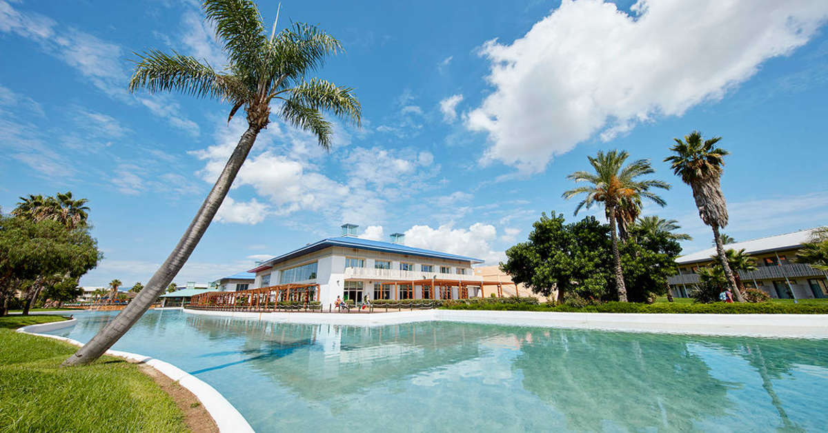 Een foto van het zwembad bij PortAventura Hotel Caribe