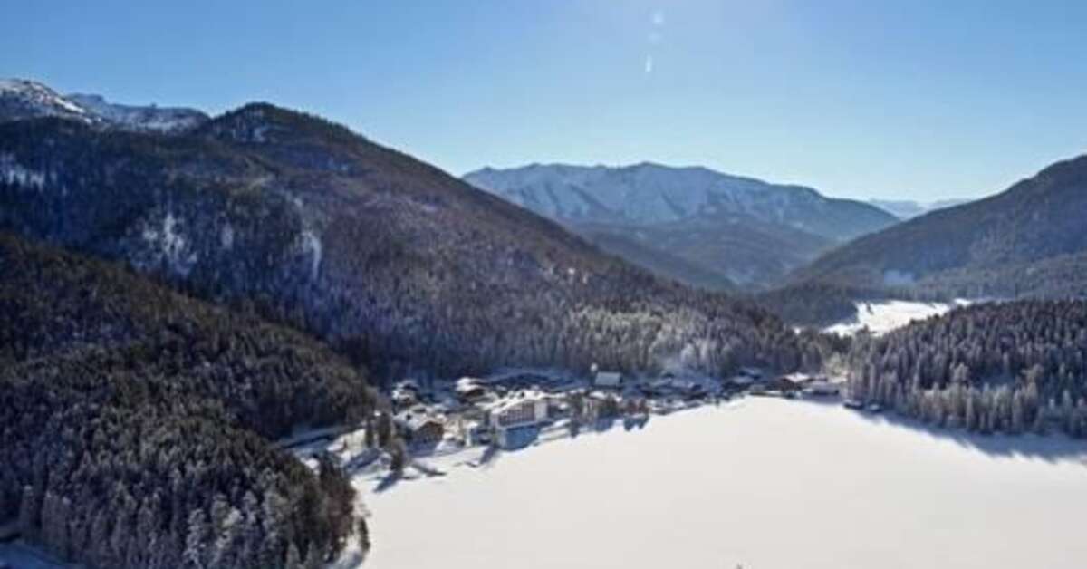 Ein Foto von der Außenansicht des Arabella Alpenhotel am Spitzingsee