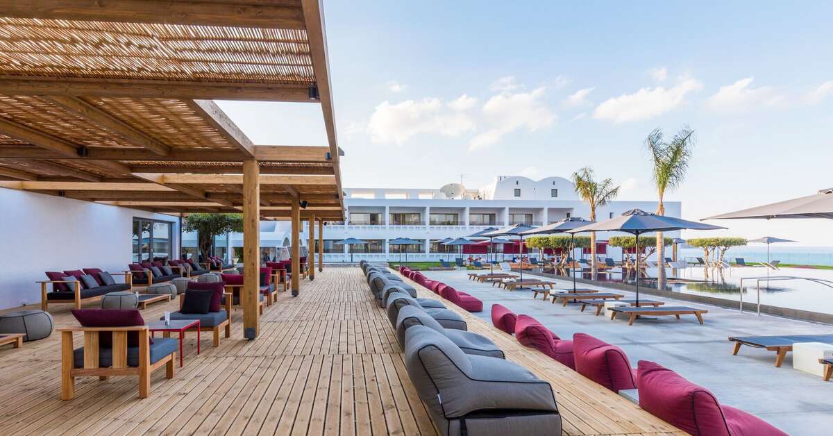 Een foto van het zwembad bij Minos Palace Hotel & Suites
