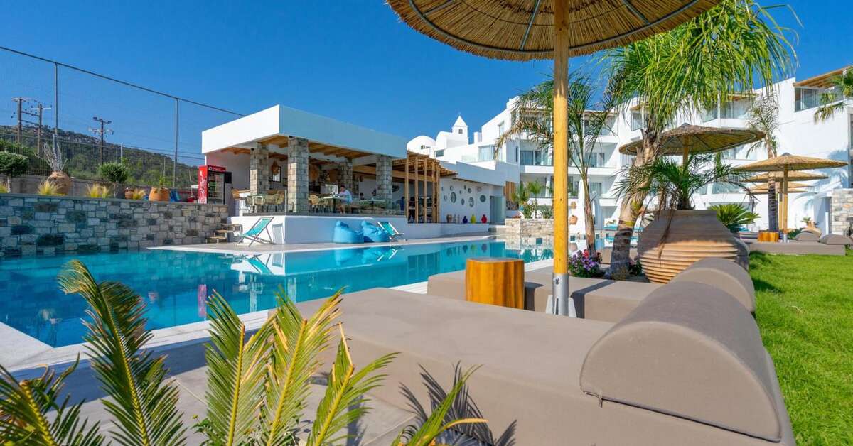 Een foto van het zwembad bij Kouros Home