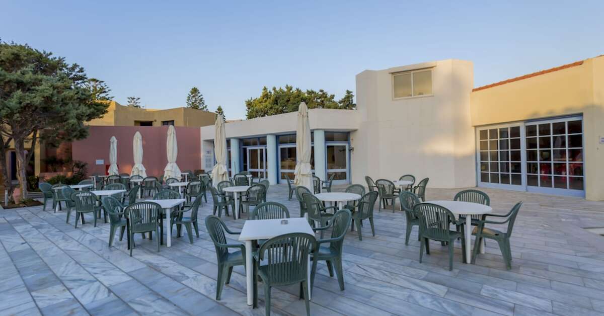 Een foto van het terras bij Dessole Dolphin Bay Resort