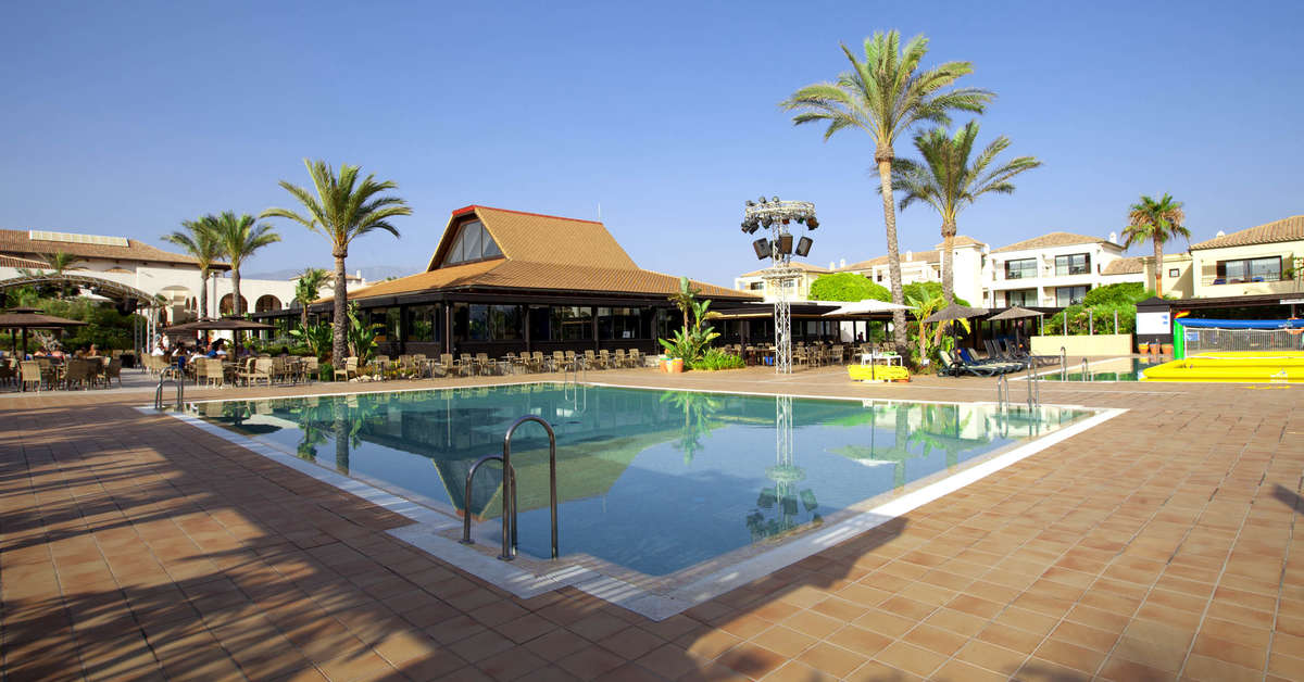 Een foto van het zwembad bij Impressive Playa Granada Golf