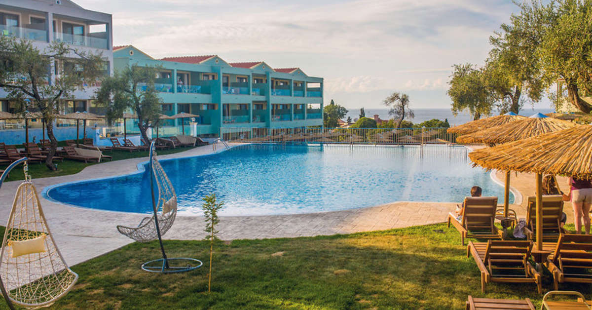 Een foto van het zwembad bij Aparthotel Robolla Beach