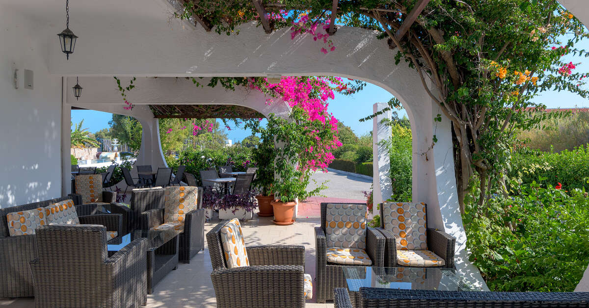 Een foto van het terras bij Nirvana Beach Hotel