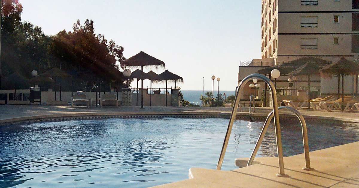 Een foto van het zwembad bij First Flatotel International
