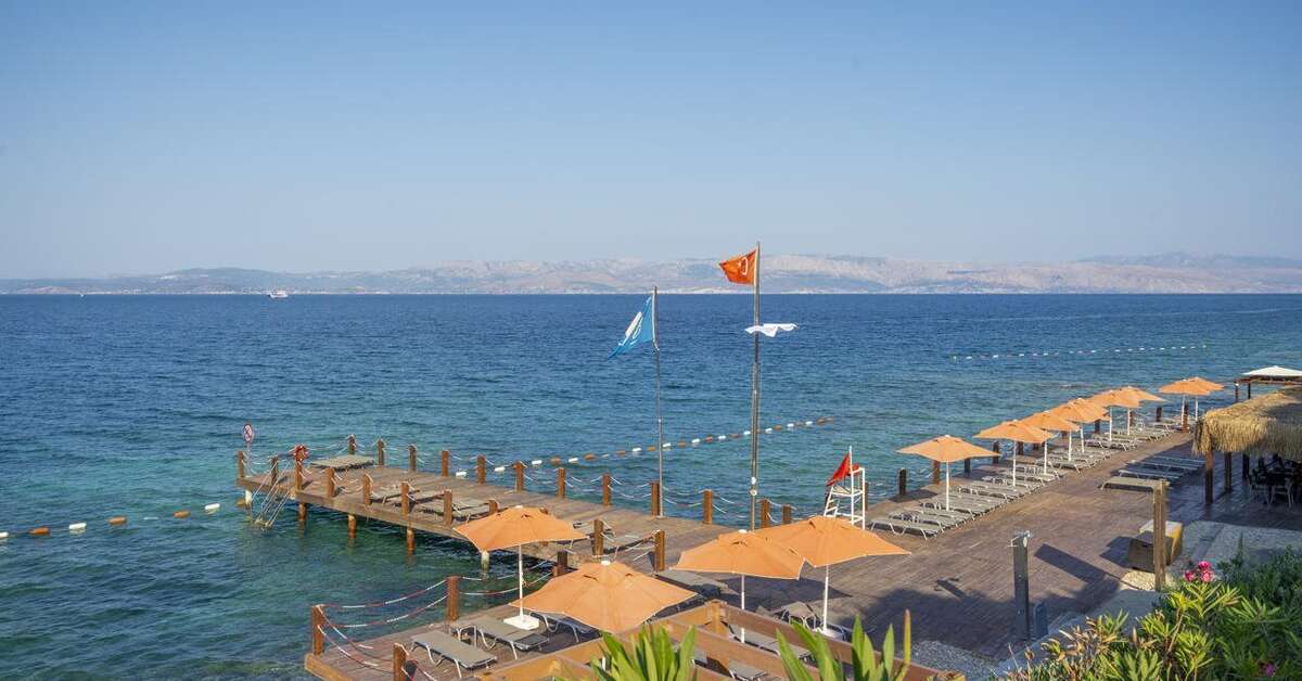 Een foto van het strand bij The Nowness Luxury Hotel & Spa