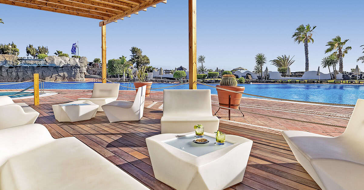 Een foto van het terras bij H10 Timanfaya Palace