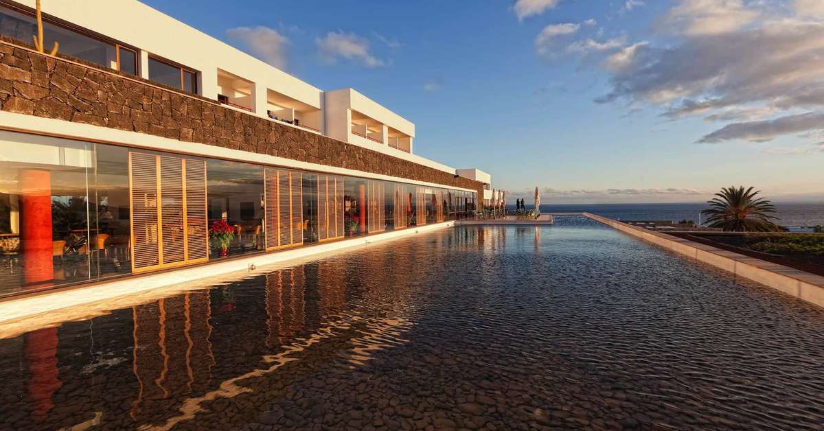 Een foto van de buitenkant van Hotel Costa Calero