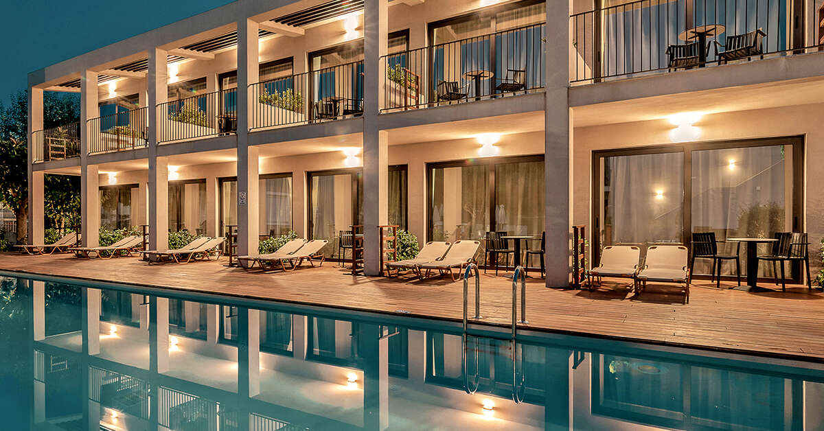 Een foto van het zwembad bij New Beach Hotel