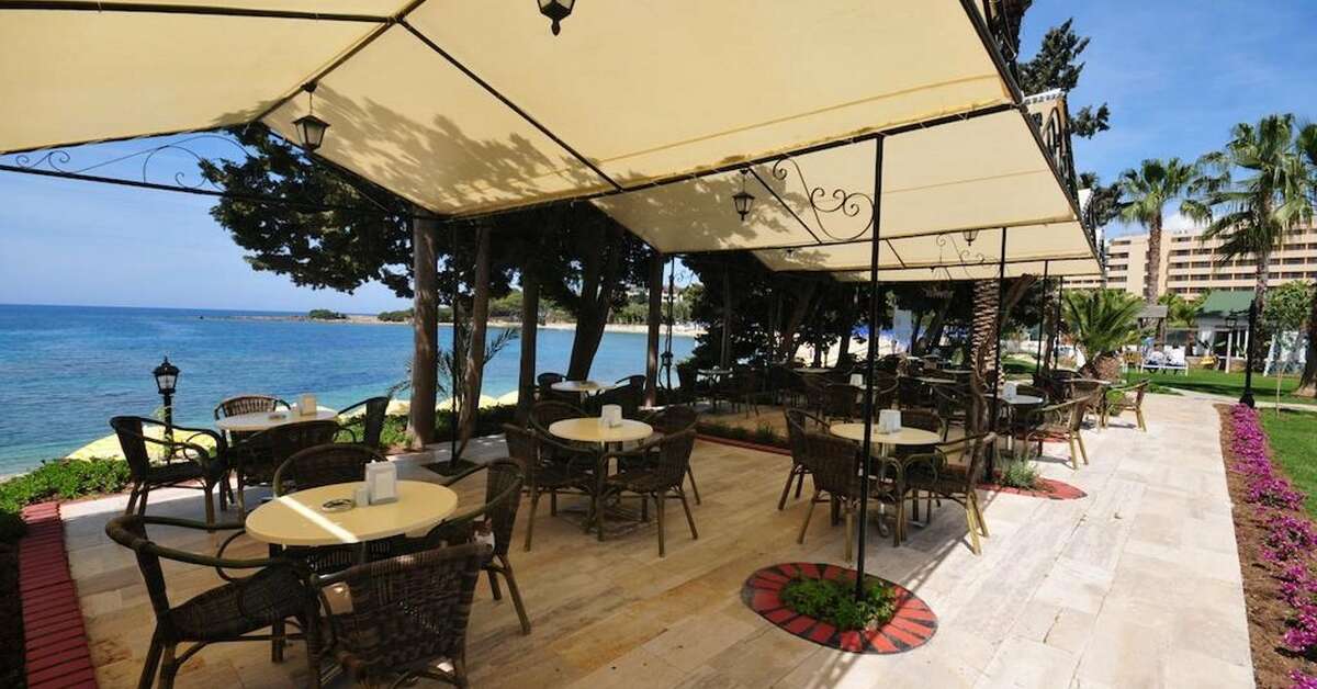 Een foto van het terras bij Incekum Su Hotel