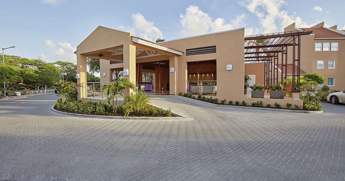 Een foto van de buitenkant van Divi Dutch Village Beach Resort