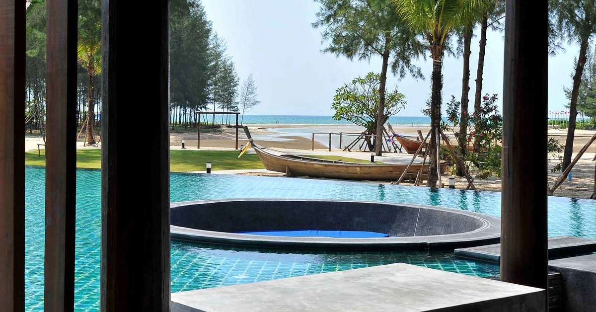 Een foto van het zwembad bij Apsara Beachfront Resort & Villa