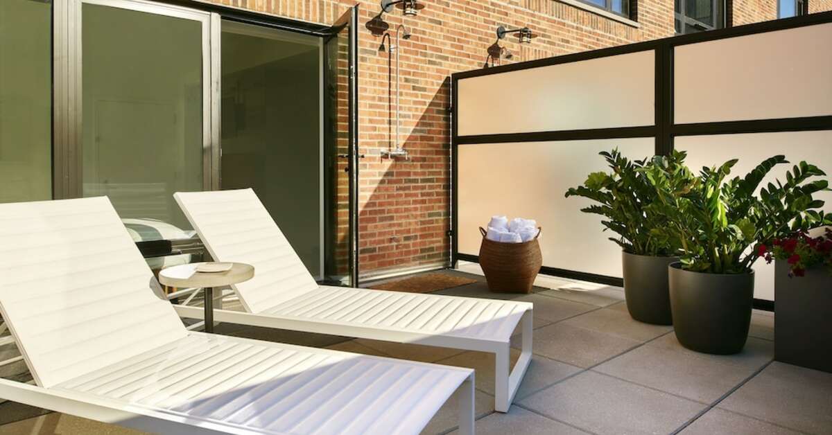 Een foto van het terras bij Arlo SoHo Hotel