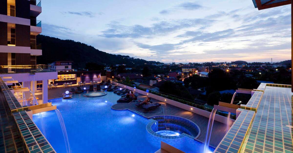 Een foto van het zwembad bij Eastin Yama Hotel Phuket