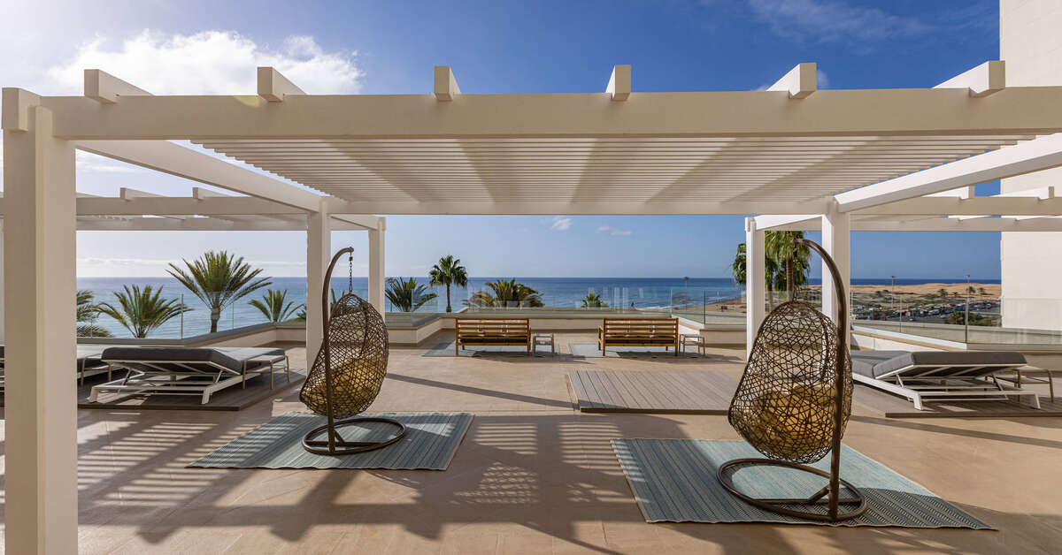 Een foto van het terras bij Corallium Dunamar by Lopesan Hotels