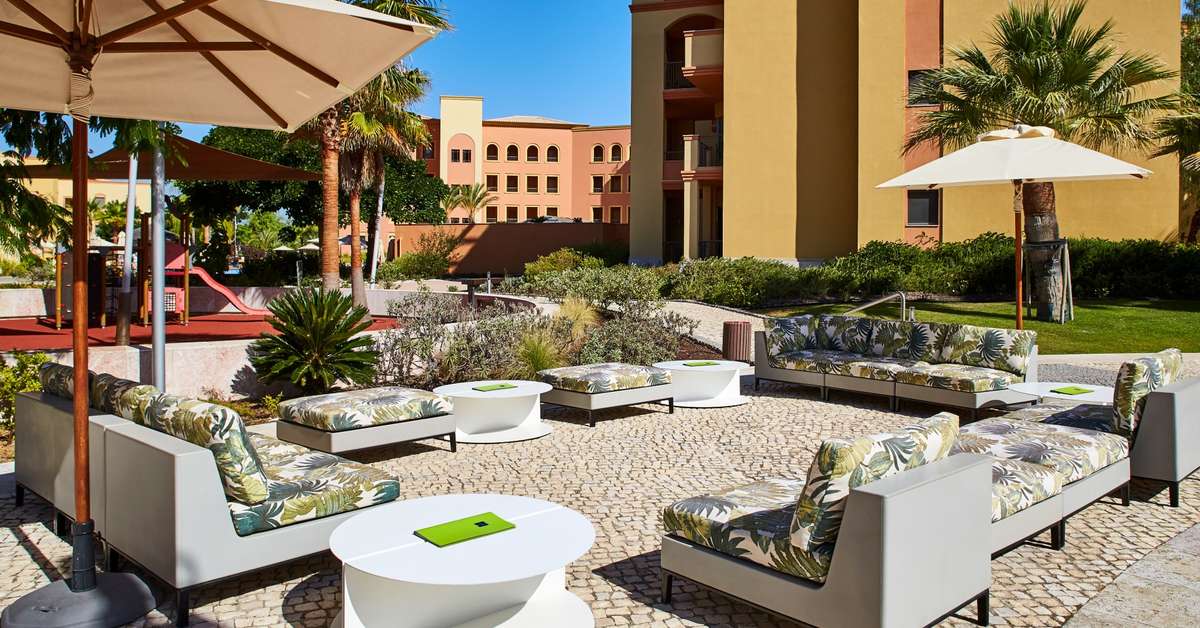 Een foto van het terras bij The Residence Vilamoura