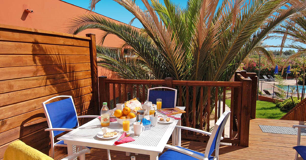 Een foto van het terras bij Odalys Residence du Golfe