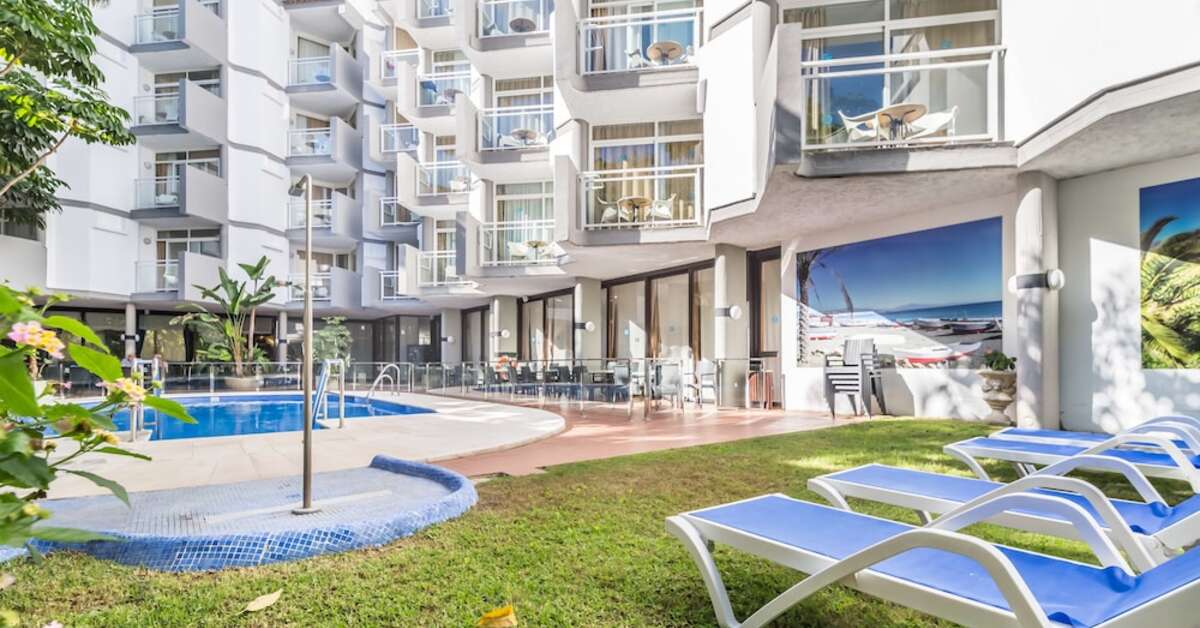 Een foto van het zwembad bij AluaSun Lago Rojo Hotel