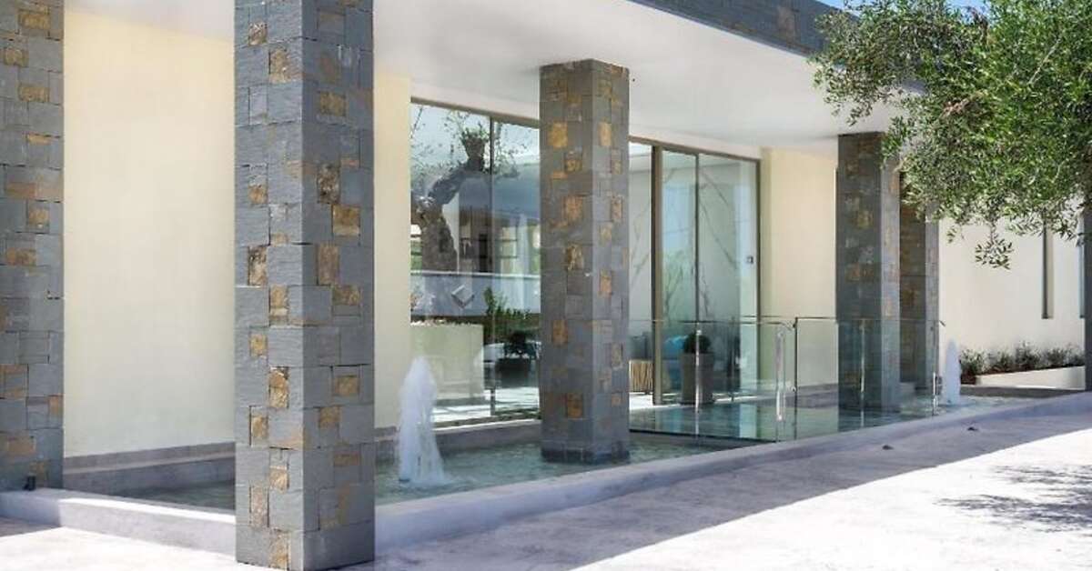 Een foto van de buitenkant van Tsamis Zante Suites