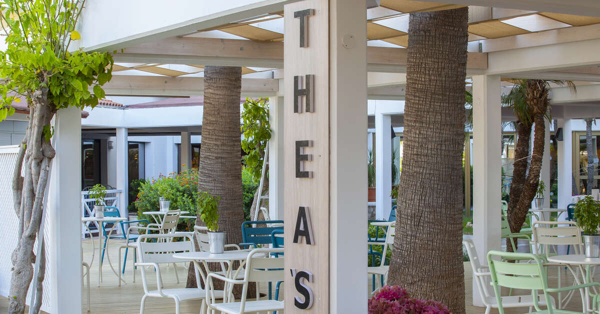 Een foto van het terras bij TUI Blue Atlantica Aeneas Resort