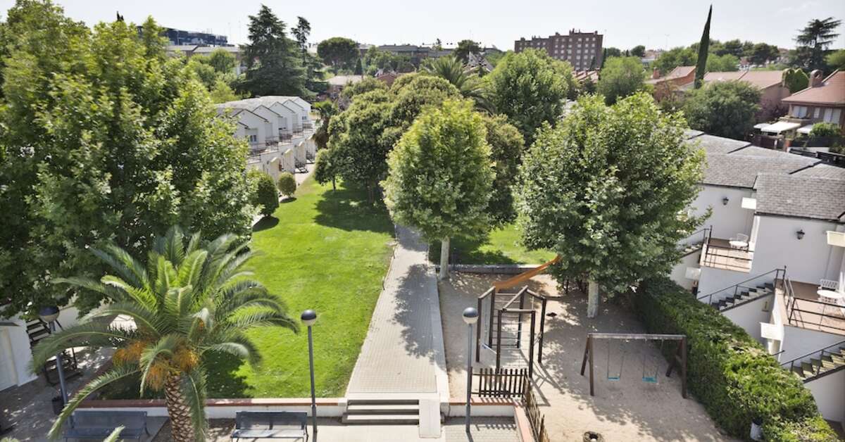 Een foto van de buitenkant van Hotel Osuna
