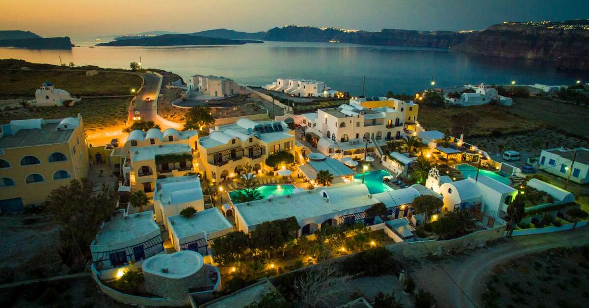 Ein Foto von der Außenansicht des Hotel Mathios Village