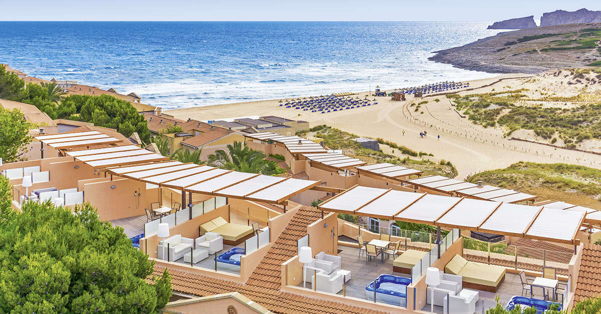 Een foto van de buitenkant van Hotel Zafiro Cala Mesquida