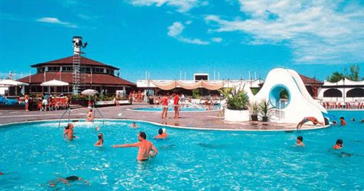 Een foto van het zwembad bij Vakantiepark Albarella