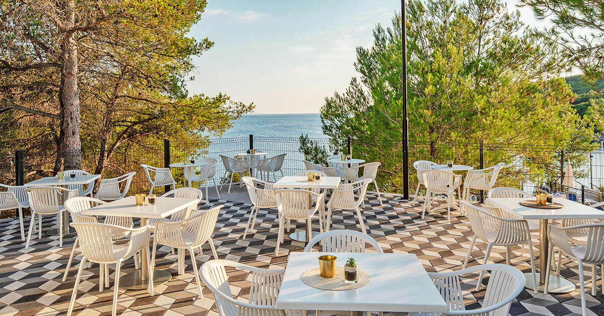 Een foto van het terras bij Gava Waterman Milna Resort