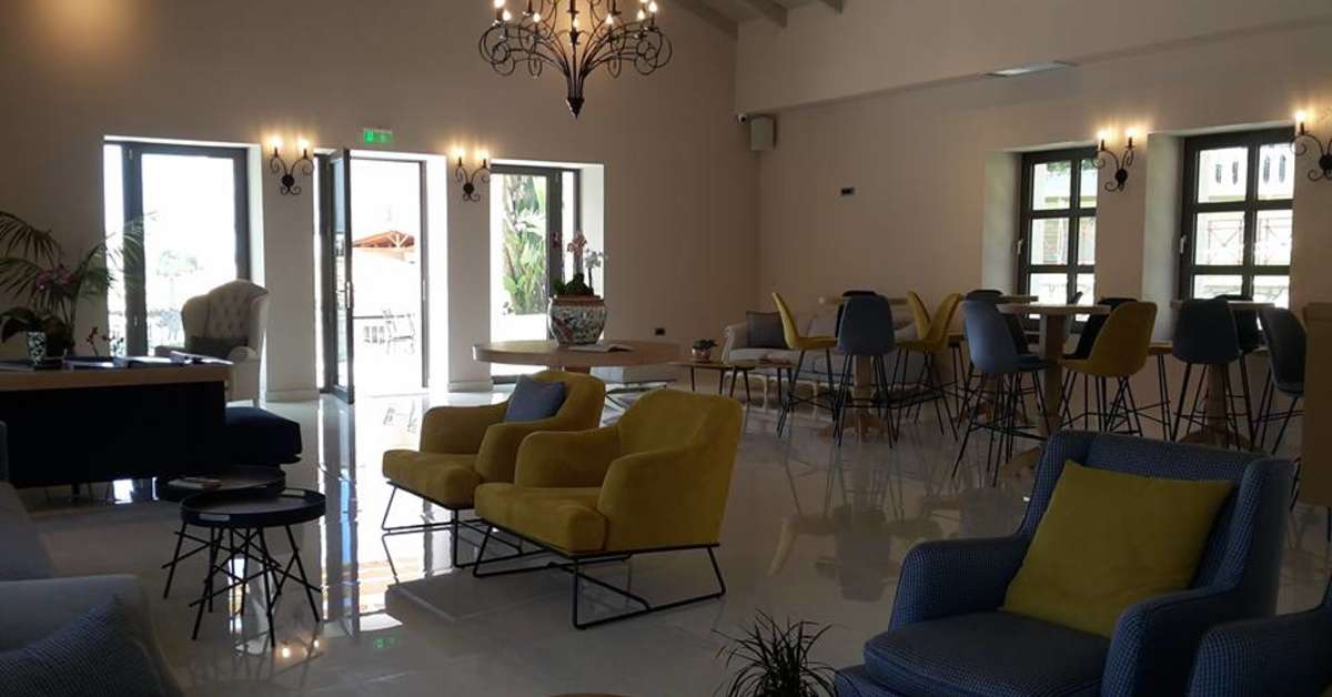 Een foto van het interieur van Adam's Hotel