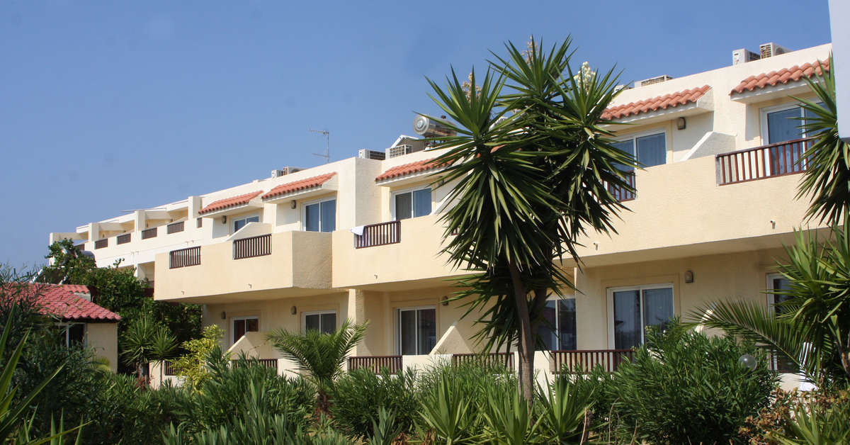 Een foto van de buitenkant van Evripides Village Beach Hotel