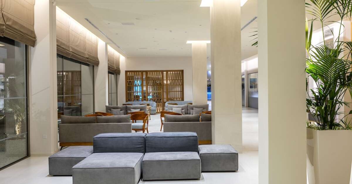Een foto van het interieur van Faros Hotel
