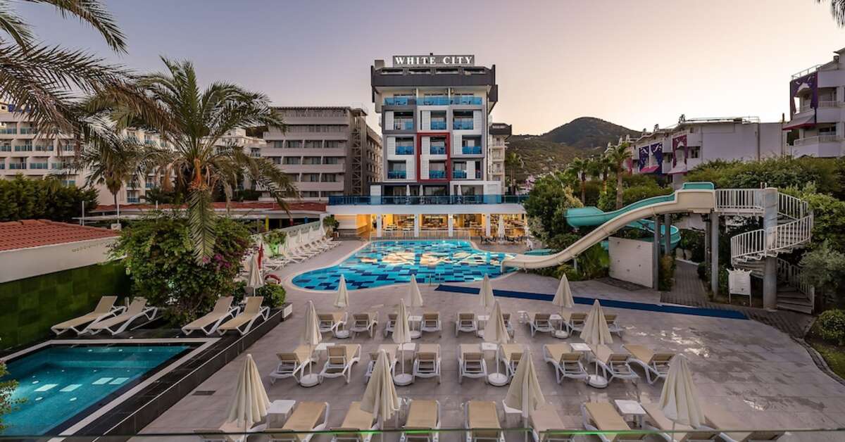 Een foto van het zwembad bij White City Beach Hotel