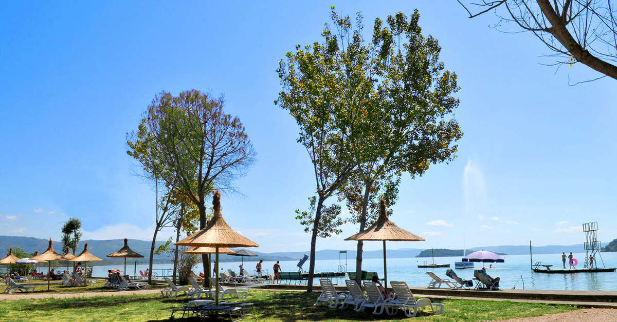 Een foto van het terras bij Camping Village Punta Navaccia