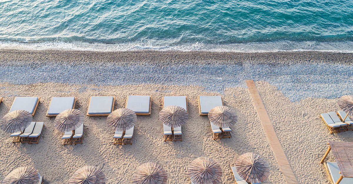 Een foto van het strand bij Mitsis Ramira Beach Hotel