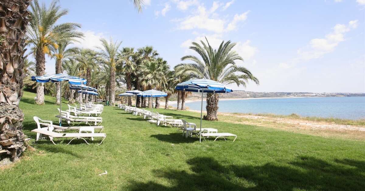 Een foto van het terras bij Hotel Ascos Coral Beach