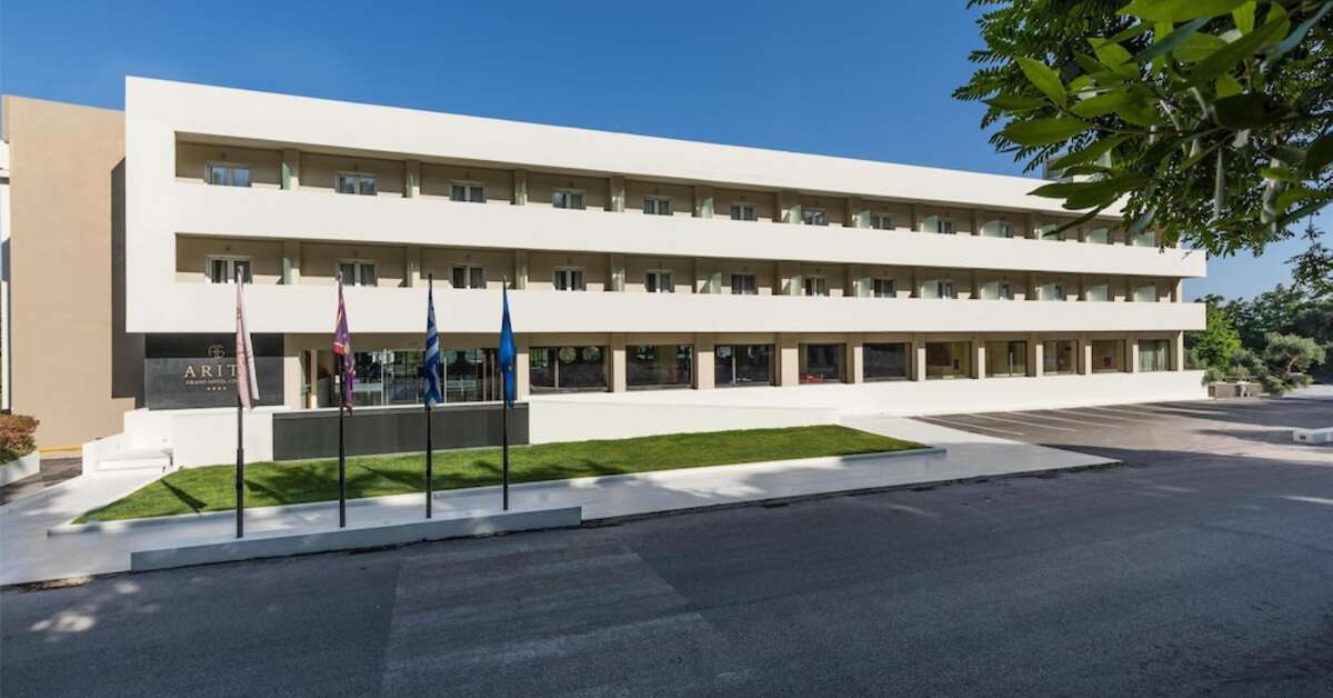 Een foto van de buitenkant van Ariti Grand Hotel