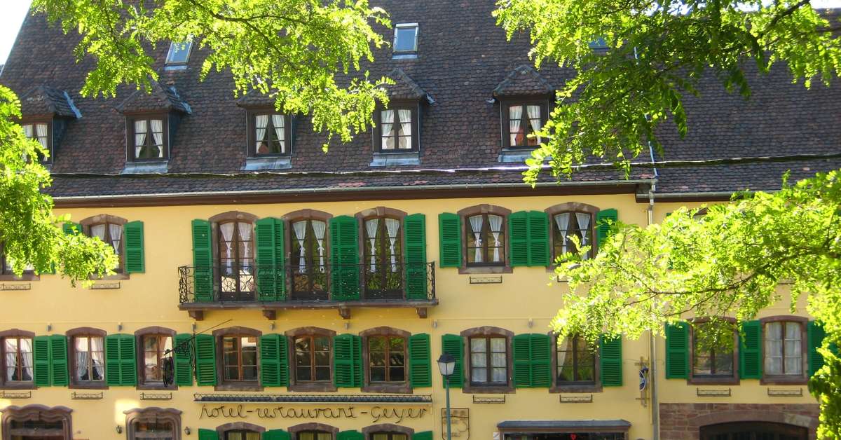 Een foto van de buitenkant van Hotel Aux Trois Roses