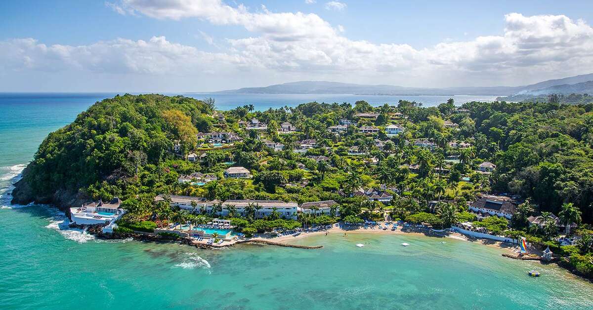 Een foto van de buitenkant van Round Hill Hotel & Villas