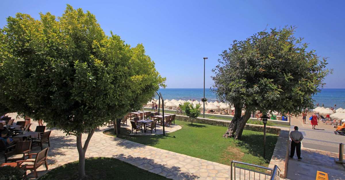 Een foto van het terras bij Melas Resort Hotel