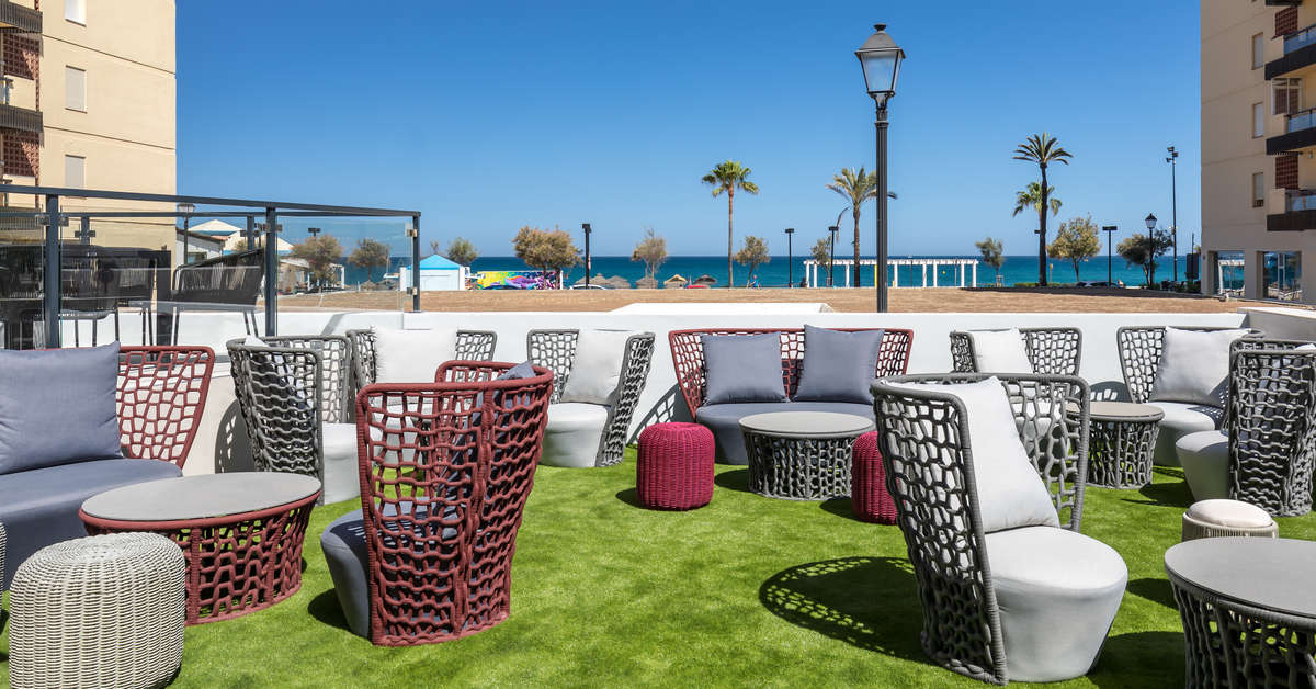 Een foto van het terras bij Occidental Fuengirola