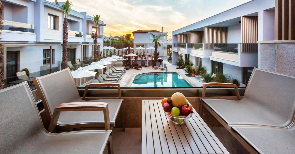 Een foto van het terras bij Pefki Deluxe Residences