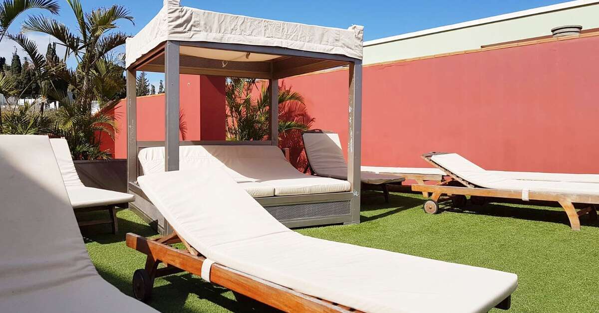 Een foto van het terras bij Hotel El Galeon