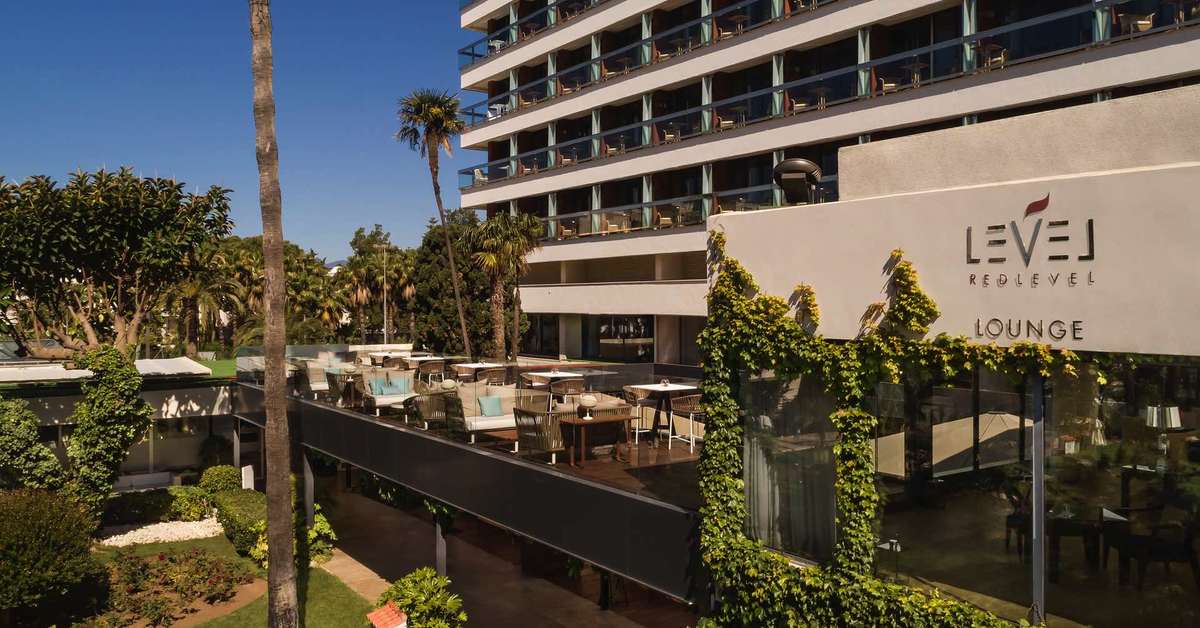 Een foto van het terras bij Hotel Don Pepe Gran Meliá